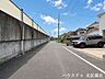 その他：【南側前面道路】引っ越しトラックなど大きな車も余裕をもって通行することができます。