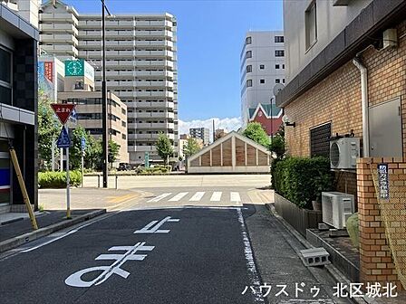 前面道路:角地のため、車の出入りもしやすいです。