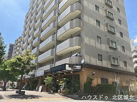 六郷小学校まで徒歩4分、大曽根中学校まで徒歩22分です。スーパーやドラッグストアなどが徒歩圏内に揃う周辺環境充実の立地です♪
