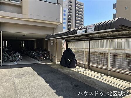駐輪場:屋根付きの駐輪場で、大切な自転車も雨や日差しからしっかりガード♪毎日の通勤・通学も安心です!