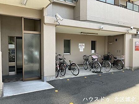 駐輪場:屋根があるため、直射日光が当たりにくく、バイクや自転車も色褪せにくいです