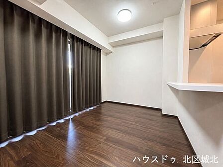 【11.4帖LDK】室内は木目の落ち着きの感じられる雰囲気になっています。