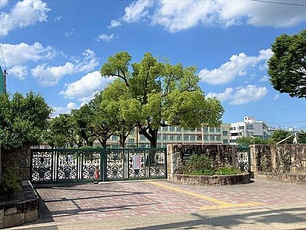 名古屋市立北陵中学校【名古屋市立北陵中学校】「力合わせ 夢湧く北陵 ―認め合い、主体的に行動する生徒の育成―」を努力目標に掲げています。 1000m