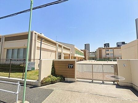 名古屋市立なごや小学校【校訓】「あかるく　なかよく　すこやかに」・校章　デザイン意味・・3校がひとつになり、なかよく伸びやかに学んでいく様子を頭文字のNで表しました。 1240m