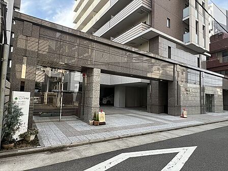 【なごや保育園】マンション1・2階の保育園。園庭や遊戯室があり木の香り漂う明るい保育環境。名古屋城・名城公園などへ散歩や地域交流も充実。平日7:30〜19:30開園です。 1030m