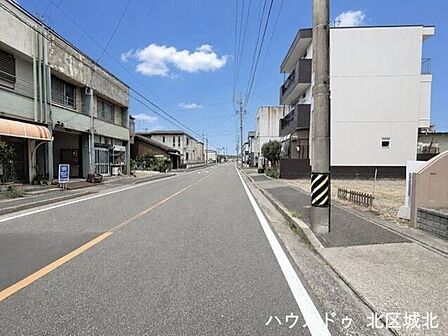 【東側前面道路】整備された歩道のある前面道路です。歩行者の方も安全に通行できる道路になっています。