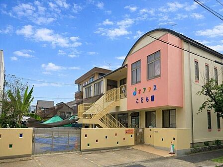 【オアシスこども園】保育目標一人ひとりの子どもたちが営む『生活』を大切にし、安定した情緒の中で健やかな心と体を育てていくことを目標とします。 640m