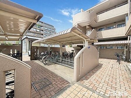 居住者専用の屋根付き駐輪場。大切な自転車を雨や日差しから守り、快適にご利用いただけます。