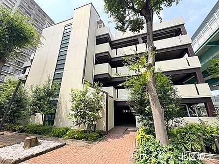 敷地内には自走式駐車場を完備。機械操作の手間がなく、スムーズに入出庫できます。