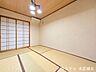 和室：【6畳和室】柔らかであたたかな感触の畳は、ほどよく湿気を吸ってくれるので、直接肌に触れても快適です。お昼寝の場所にも最適です。※実際の写真をもとに家具等をCGで除去したものになります