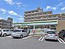 周辺：【ファミリーマート日進浅田町店】24時間営業で、急なお買い物にも便利。食品や日用品などを気軽に購入できるコンビニです。 940m