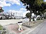 周辺：【六が池公園】春になると桜が咲き、緑が多く、広い公園です。ブランコ、滑り台、砂場があり幼稚園～小学生みんなで楽しめます。駐車場：なしトイレ：あり公衆電話：あり 270m