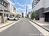 外観：道幅が広すぎると交通量が増えてしまうのも心配ですので、これぐらいが理想的な道幅なのかもしれませんね。