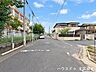 その他：【西側前面道路】幅員約5.9ｍ前面道路。街並みが開放的で圧迫感がありません。引っ越しトラックなど大きな車も余裕をもって通行することができます。