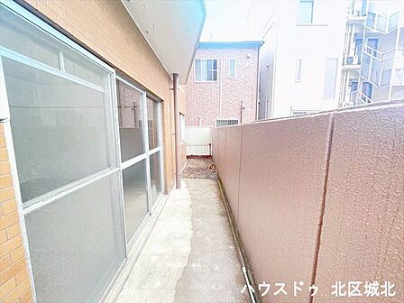 1階ならではのテラスです。広いスペースなので、鉢植えを置いてガーデニングなども楽しめますね。椅子を置いて寛ぐのも良さそうです。