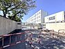 周辺：【比良西小学校】＜学校教育目標＞人間性豊かな調和のとれたたくましい子どもの育成〜よく考え仲よく正しくたくましく〜 710m
