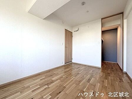 6.2帖洋室ウォークインクローゼットには扉を設けていないので、物の出し入れもサッと行えますね。また湿気もこもりにくいです。