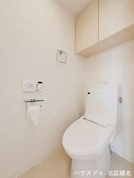 シンプルで落ち着いた雰囲気のトイレ。明るく、毎日の暮らしを快適にサポートする清潔な空間です。