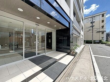 落ち着いたモノトーン外観とガラス張りの開放的なエントランス。高級感あるデザインで来客時の印象も良好です。