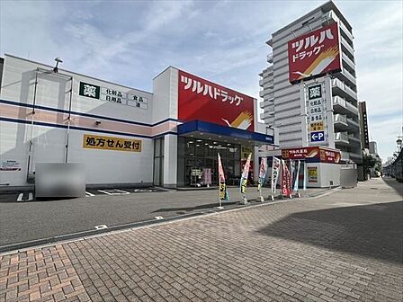 【ツルハドラッグ浅間町店】医薬品・化粧品・日用品・食品まで揃う便利なドラッグストア。駅近で立ち寄りやすく、ポイントサービスも充実。急な買い足しや日常使いにも重宝する生活密着型の店舗です。 950m
