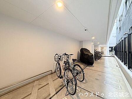 居住者専用の屋根付き駐輪場。大切な自転車を雨や日差しから守り、快適にご利用いただけます。