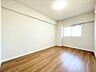 洋室：北向き部屋は柔らかな光が長時間続くので、勉強やデスクワークなど落ち着いて作業したいという方には向いているといえます。