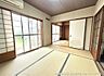 その他：陽光差し込む和室は、二間続きで広々。お子様の遊び場や来客用にも活用できます。畳の香りに包まれて、ゆったりとした時間をお過ごしください。