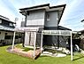 外観：モダンな外観と人工芝の庭が印象的な住まい。機能性とデザイン性を兼ね備えています。快適な暮らしをサポートする住空間です。