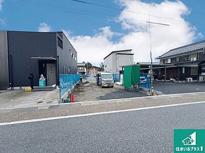 外観：周辺は落ち着いた街並みの住宅地！子育てがしやすい住環境です！まだ未完成ですが、現地でしかわからない事もございます。是非一度ご覧ください。