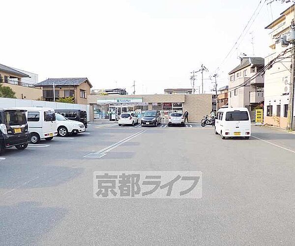 ファミリーマート 四条通梅津店まで157m 駐車場完備のコンビニです。