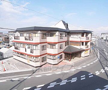 外観：3階建ての鉄骨マンション