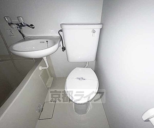 画像20:白基調のきれいなトイレです。