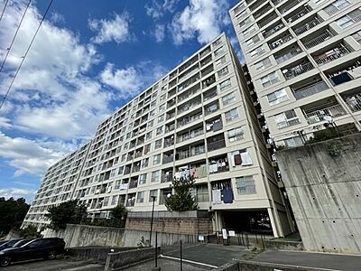 外観:473戸の大規模マンション。南千里駅から徒歩8分の立地です。 外観:473戸の大規模マンション。南千里駅から徒歩8分の立地です。