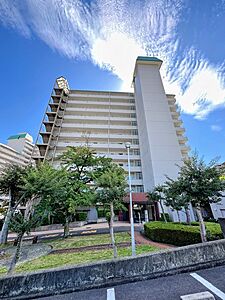 外観:緑豊かな住環境に囲まれた落ち着きのあるマンション。 外観:緑豊かな住環境に囲まれた落ち着きのあるマンション。
