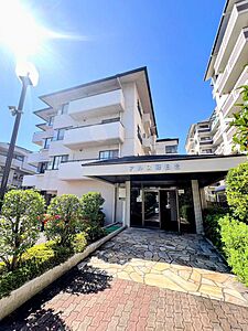 外観:落ち着いた街並みに佇むマンション。住環境と住まいの心地よさどちらも大切にしたい方におすすめです。 外観:落ち着いた街並みに佇むマンション。住環境と住まいの心地よさどちらも大切にしたい方におすすめです。