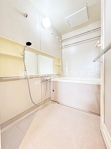 浴室乾燥機付なので、雨の日や花粉が気になる季節も部屋干しできます。