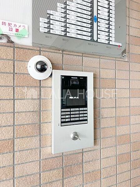不審者や勧誘員などが建物内に立ち入るのを防ぐオートロック付き。