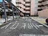 エントランス：オートロック付きのエントランス♪スロープがあり車椅子やベビーカーの出入りにも対応したエントランスです☆