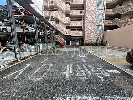 オートロック付きのエントランス♪スロープがあり車椅子やベビーカーの出入りにも対応したエントランスです☆