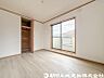 室内：【洋室】落ち着きある雰囲気の洋室は、ゆったりとくつろげる住空間。収納もしっかり備え、室内をすっきり保てます。