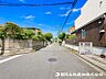 外観：【前面道路】角地ならではの開放感が魅力の前面道路。二方向に視界が広がり陽当たりや風通しにも恵まれた心地よい住環境です。お車の出し入れもしやすくゆとりある街並みとともに毎日の暮らしに快適さをもたらします