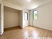 【洋室】間接照明などでお部屋をドレスアップしてみると昼と夜の過ごし方がガラッと変化しますね