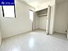 洋室：各居室に収納が備えられているので、棚やタンスを用意しなくても整理整頓できます♪