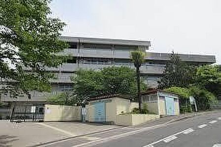 吹田市立 山田東中学校 370m