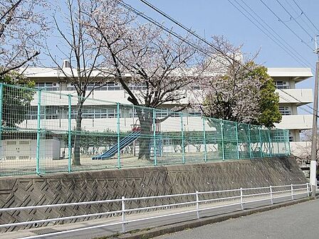 吹田市立東山田小学校 1040m