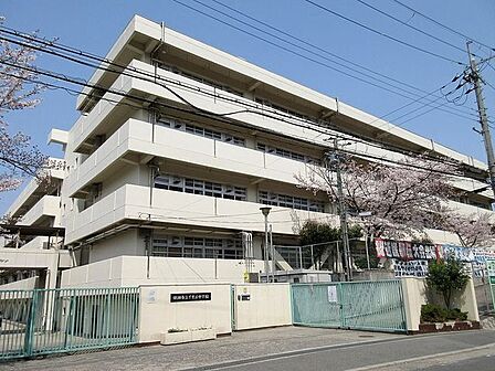 吹田市立千里丘中学校 620m