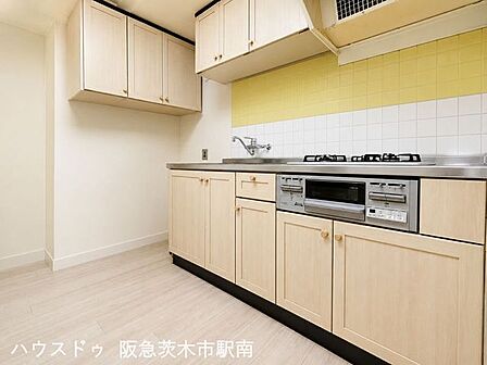 収納豊富で使い勝手の良いキッチン(※イメージ画像処理) (2)