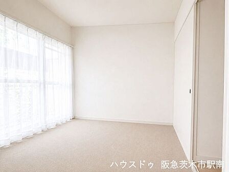 収納付きで使い勝手の良い洋室（※イメージ画像処理）