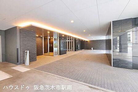重厚感と高級感を兼ね備えた、ゆとりある車寄せ付きエントランスです