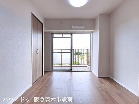 洋室 4.9帖のお部屋バルコニーに面しています。